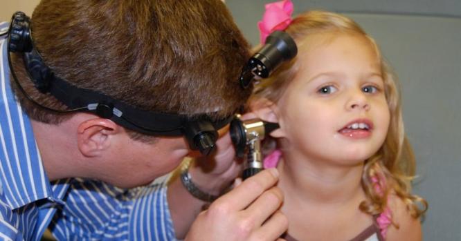 серные пробки в ушах на фото